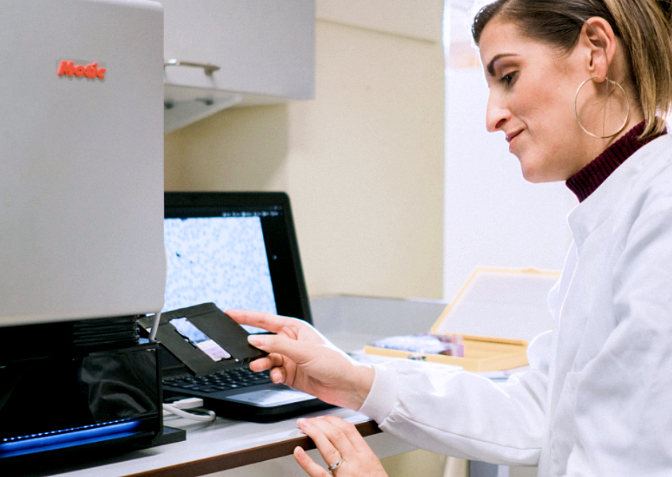 MoticEasyScan One 單片式全自動波片掃描儀體積小巧不佔空間，適合個人實驗室使用，是玻片數位化的最佳入門選擇！